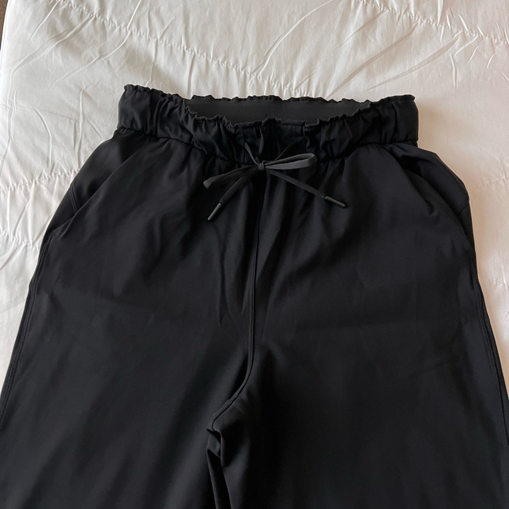 Lululemon “on the fly” size 4 joggers